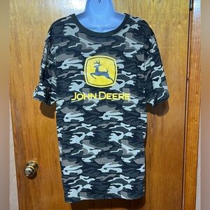 John Deere Camo T-shirt Like New Size Large